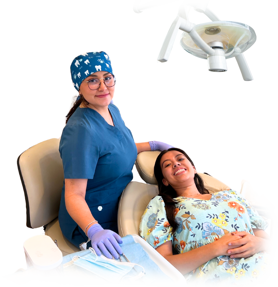 Dra. Stephanie sonriendo en su consultorio en Guadalajara